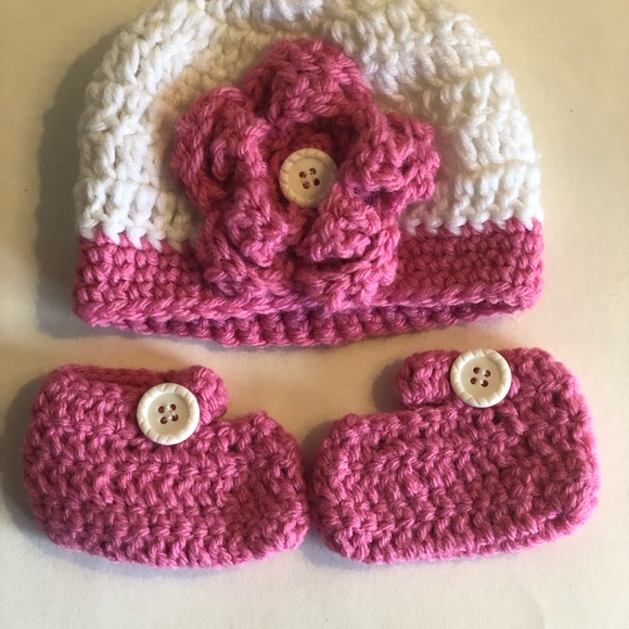 Pink Baby Hat and Booties Set Size Newborn-3M Perfect for a Baby Gift - Picture 2 of 3